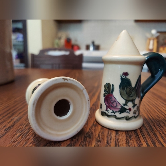 Salt & Pepper Set Homestead Provincial, Metlox-Poppytrail - Picture 6 of 7